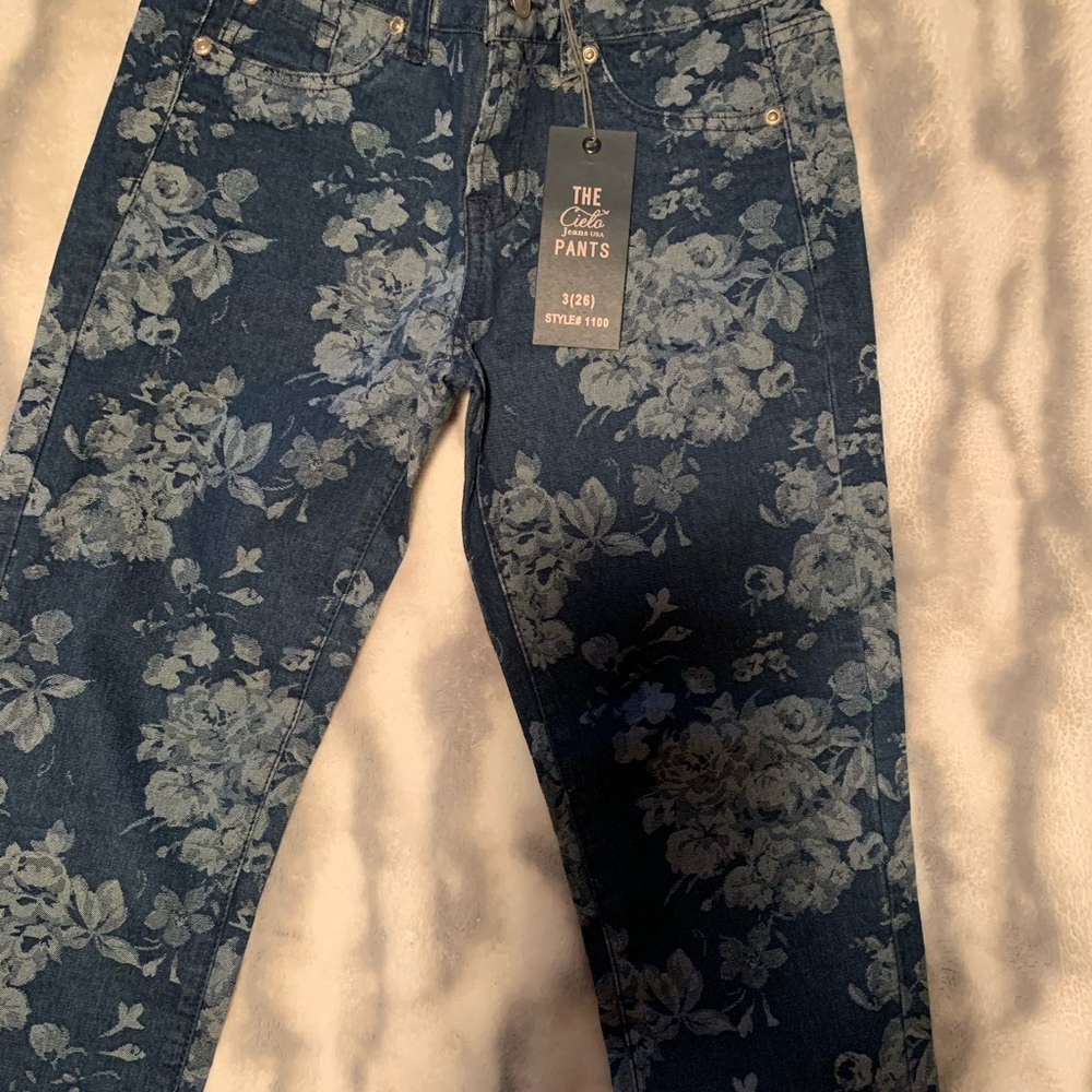 Ceilo Jeans size 3 NWT blue with floral print.